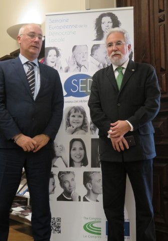 Miguel Santalices, acompañado polo secretario executivo da Cámara das Rexións, Denis Huber
